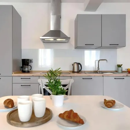 Zanet 100 M From The Sea *